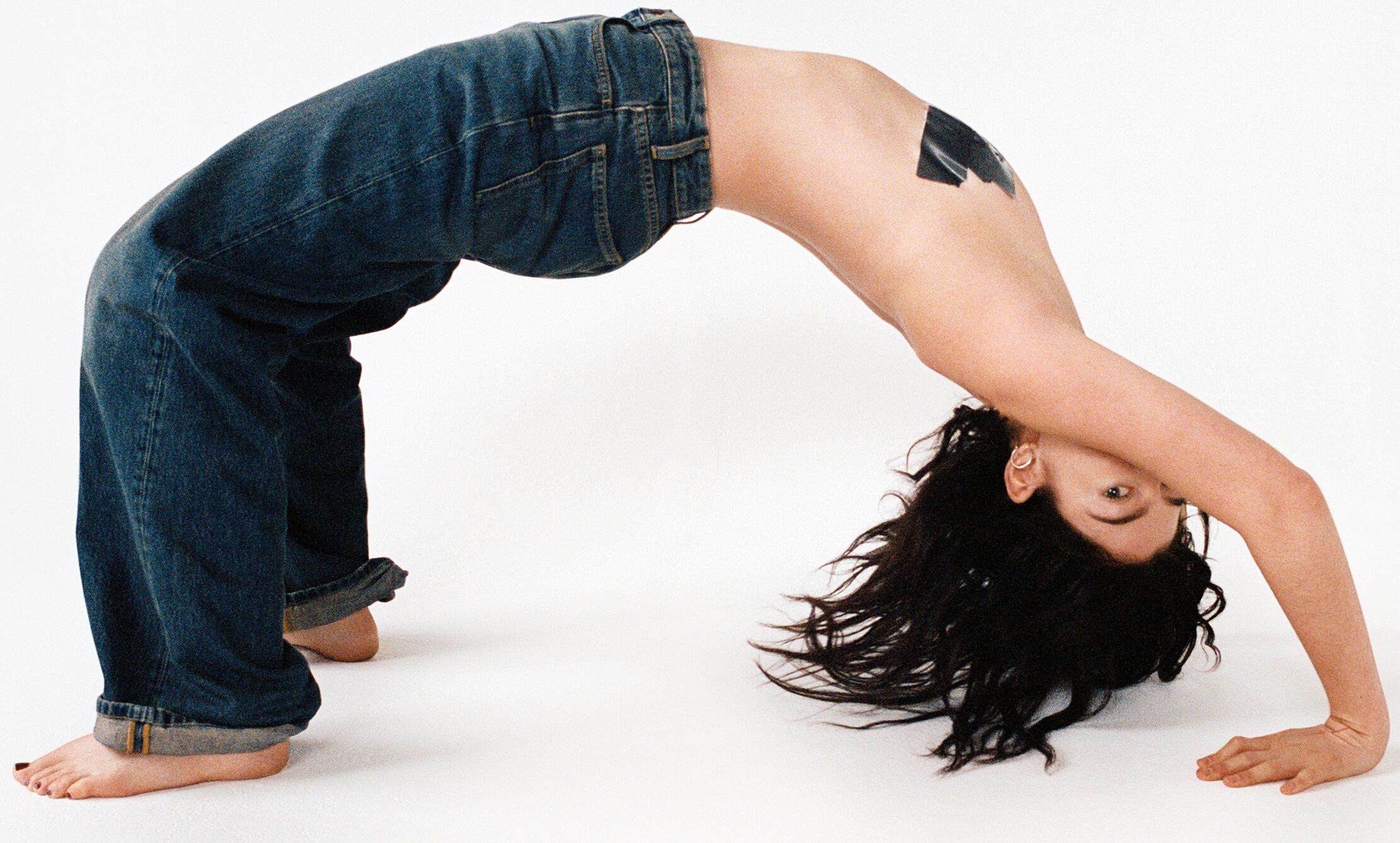 El sexo, el cuerpo como espacio de conflicto, los vínculos rotos y la disforia de género son temas centrales en "Virgin"