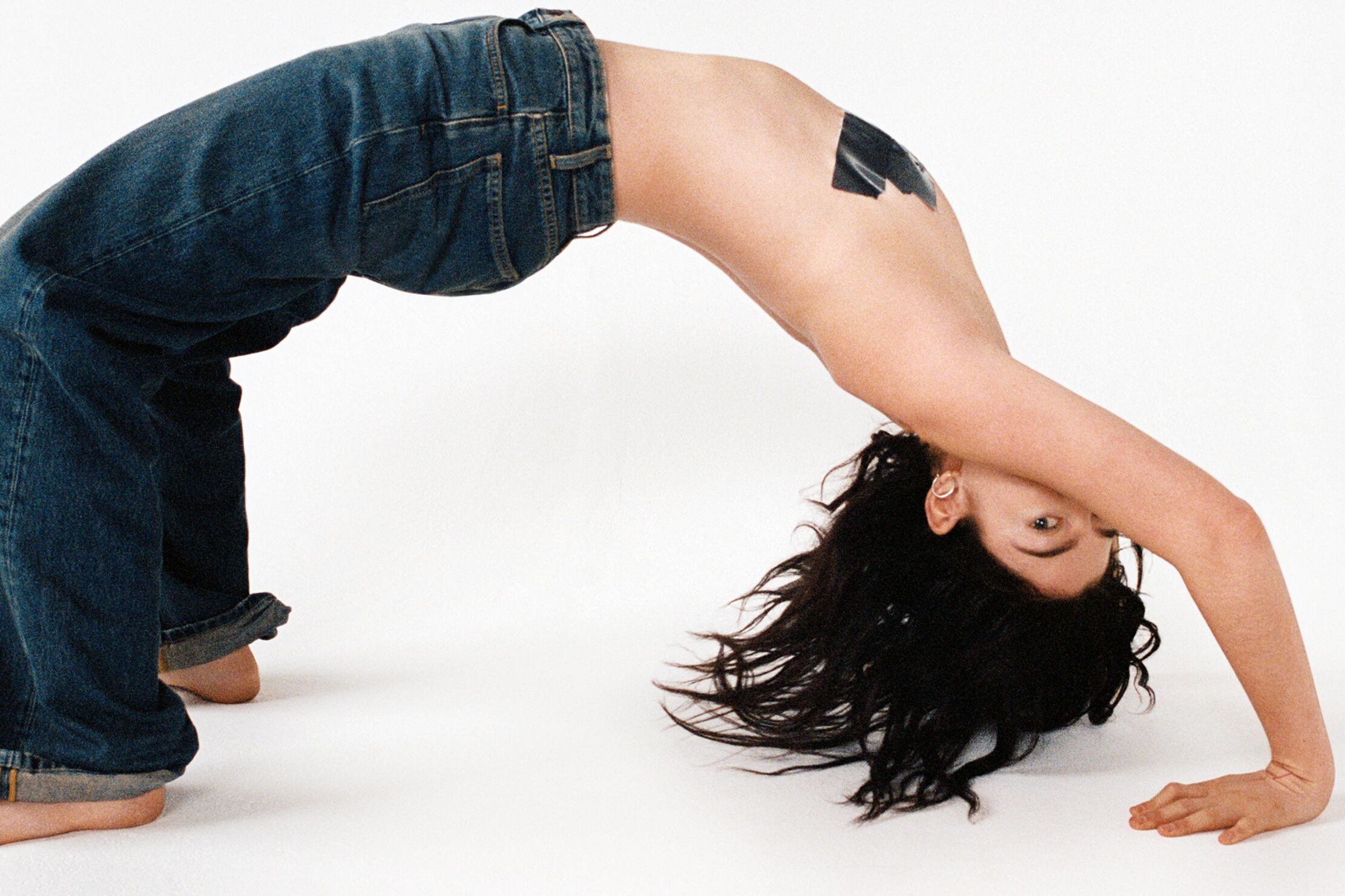 El sexo, el cuerpo como espacio de conflicto, los vínculos rotos y la disforia de género son temas centrales en "Virgin"