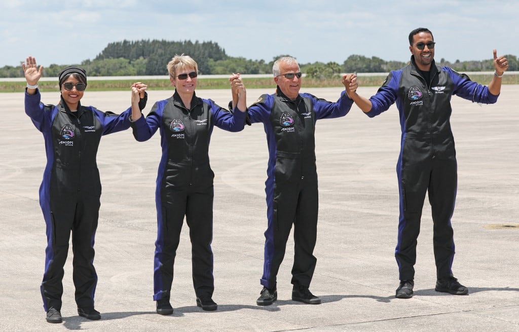 Rayyanah Barnawi, investigadora de cáncer de mama, junto al resto de la tripulación antes de despegar. Imagen: AFP.