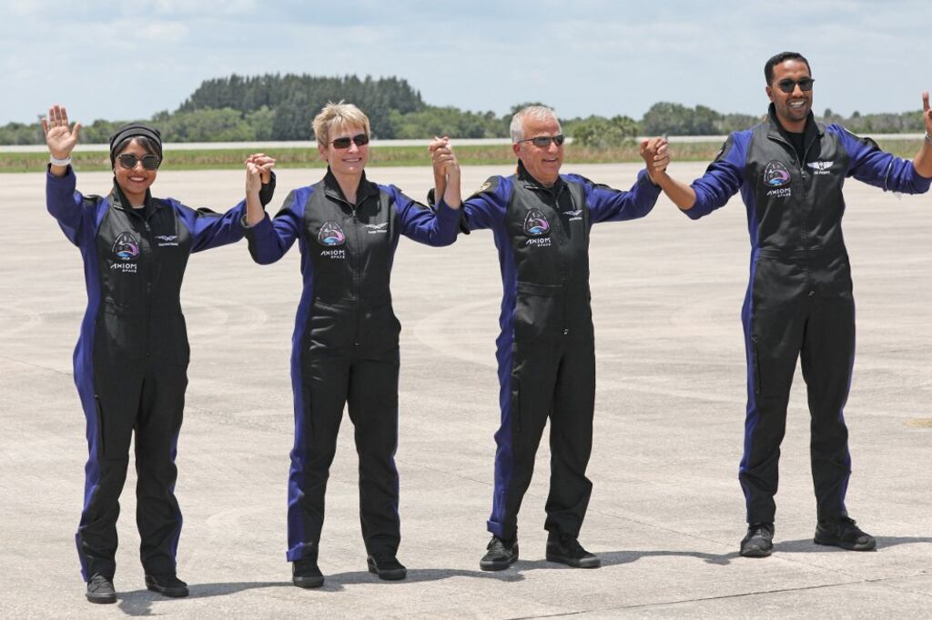 Rayyanah Barnawi, investigadora de cáncer de mama, junto al resto de la tripulación antes de despegar. Imagen: AFP.