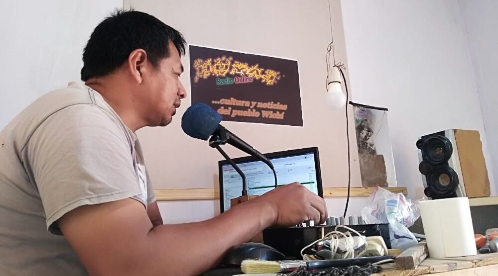 Demóstenes Toribio, en el estudio de Radio Huyaj