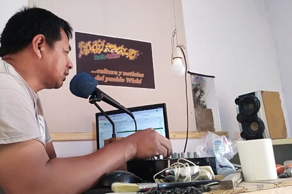 Demóstenes Toribio, en el estudio de Radio Huyaj