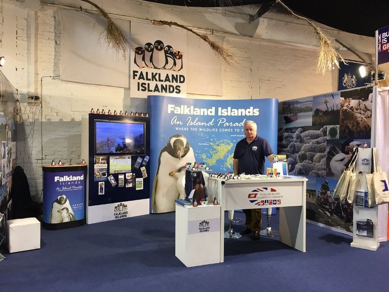 El stand de las Malvinas en Uruguay, presentado en inglés.
