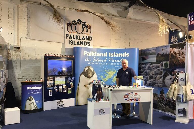 El stand de las Malvinas en Uruguay, presentado en inglés.