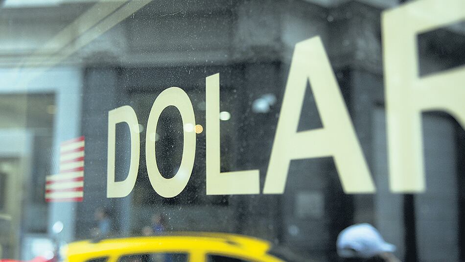 El dólar al público cerró a 38,13 pesos, con un alza de 10 centavos empujada por el BCRA.