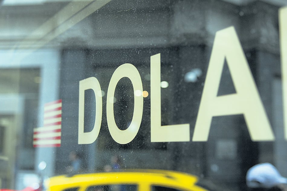 El dólar al público cerró a 38,13 pesos, con un alza de 10 centavos empujada por el BCRA.