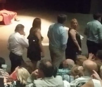 Vidal junto a su novio dentro del teatro.