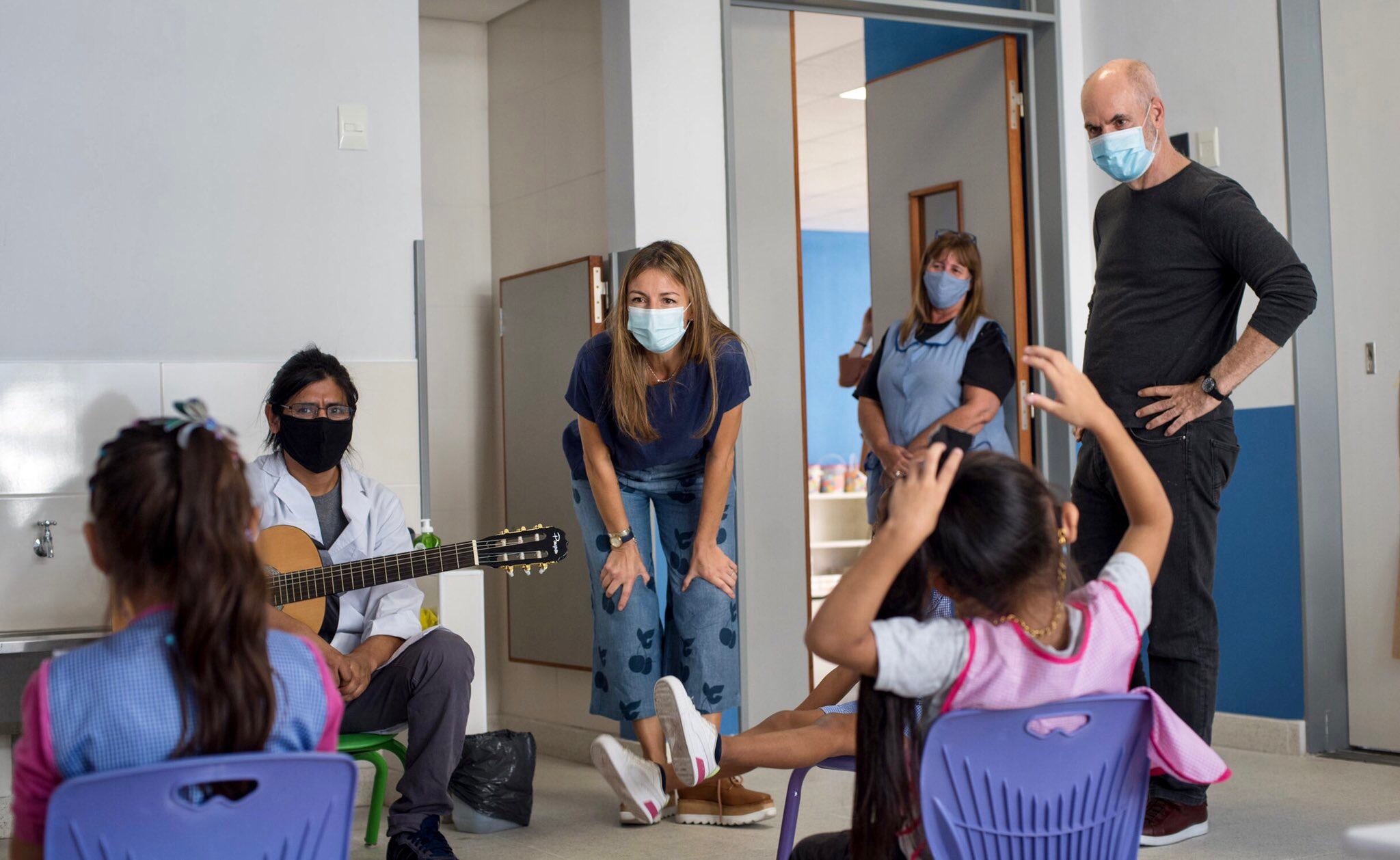 Horacio Rodríguez Larreta y Soledad Acuña de visita en jardín de infantes.
