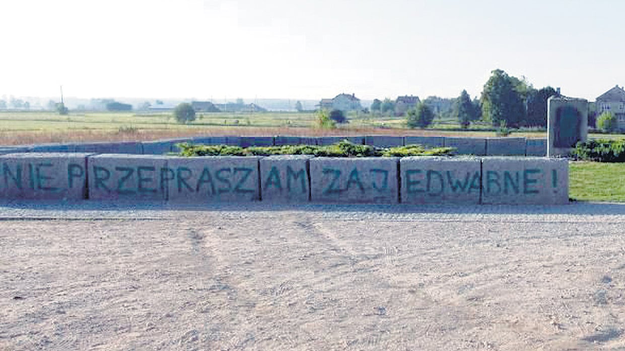 La pintada en el monolito: “No nos disculpamos por Jedwabne”.