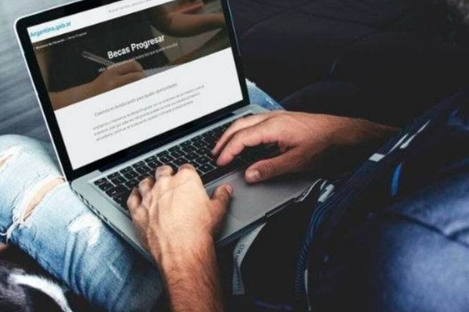 El monto actual de la beca es de $7.400, se anualiza en 12 cuotas e incluye un plus de conectividad.
