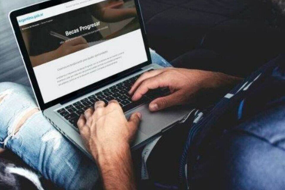 El monto actual de la beca es de $7.400, se anualiza en 12 cuotas e incluye un plus de conectividad.