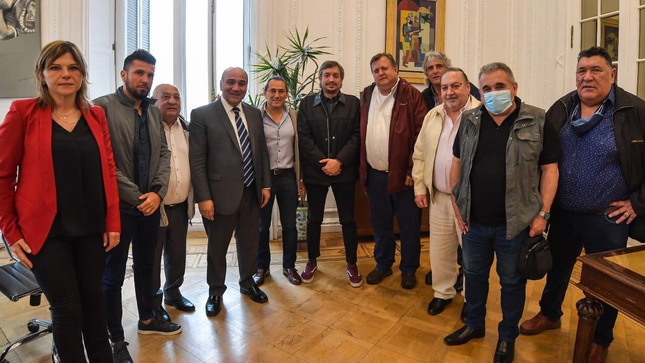 El jefe de Gabinete, Juan Manzur se reunió con los gremios del transporte y con el diputado Máximo Kirchner.