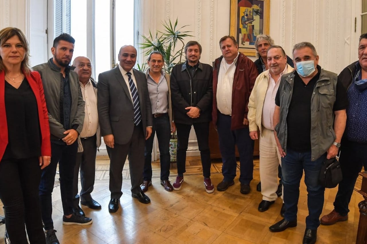 El jefe de Gabinete, Juan Manzur se reunió con los gremios del transporte y con el diputado Máximo Kirchner.