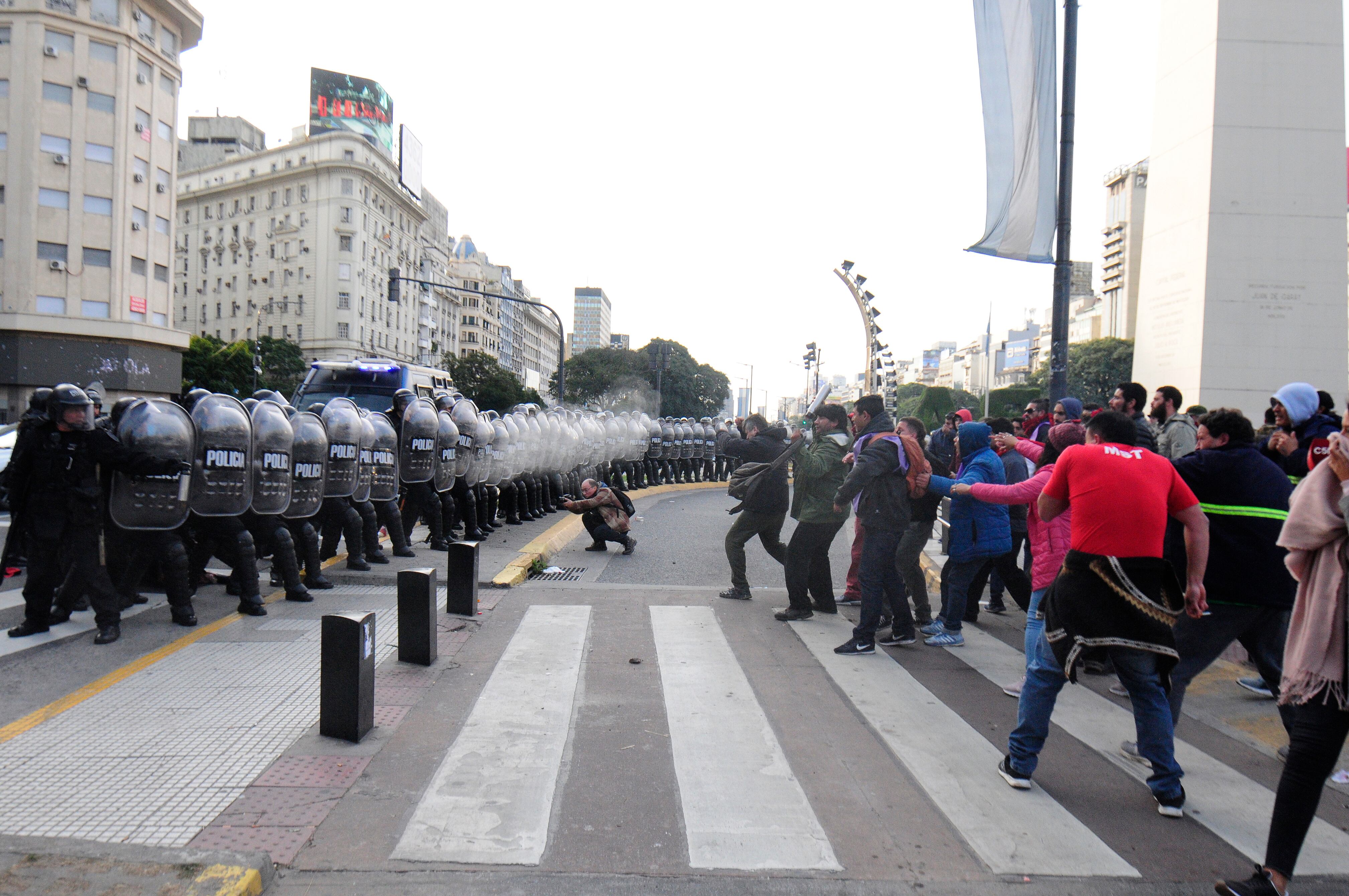 Represión policial a organizaciones sociales en el Obelisco el 9 de julio.