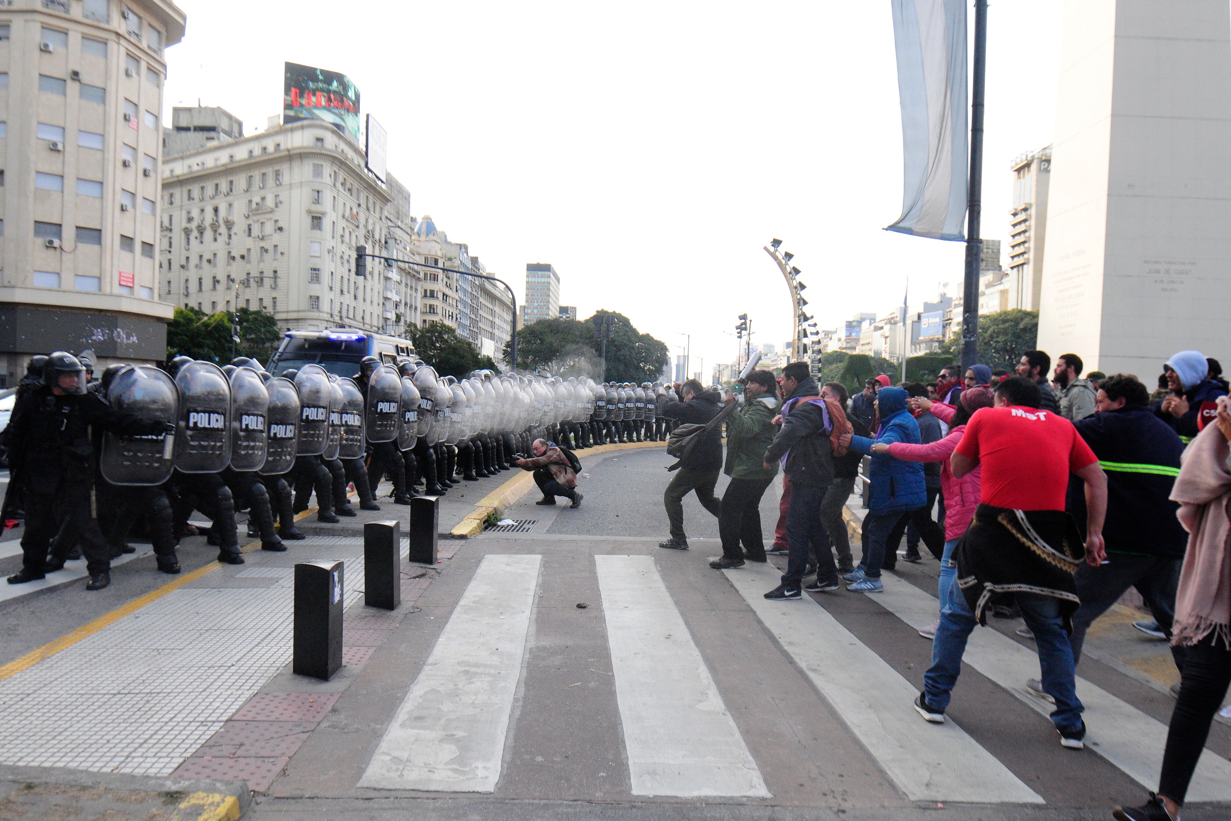 Represión policial a organizaciones sociales en el Obelisco el 9 de julio.