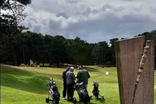 Detuvieron a la agresora de una mujer que tomaba mate en un campo de Golf de Pinamar