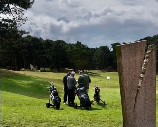 Detuvieron a la agresora de una mujer que tomaba mate en un campo de Golf de Pinamar