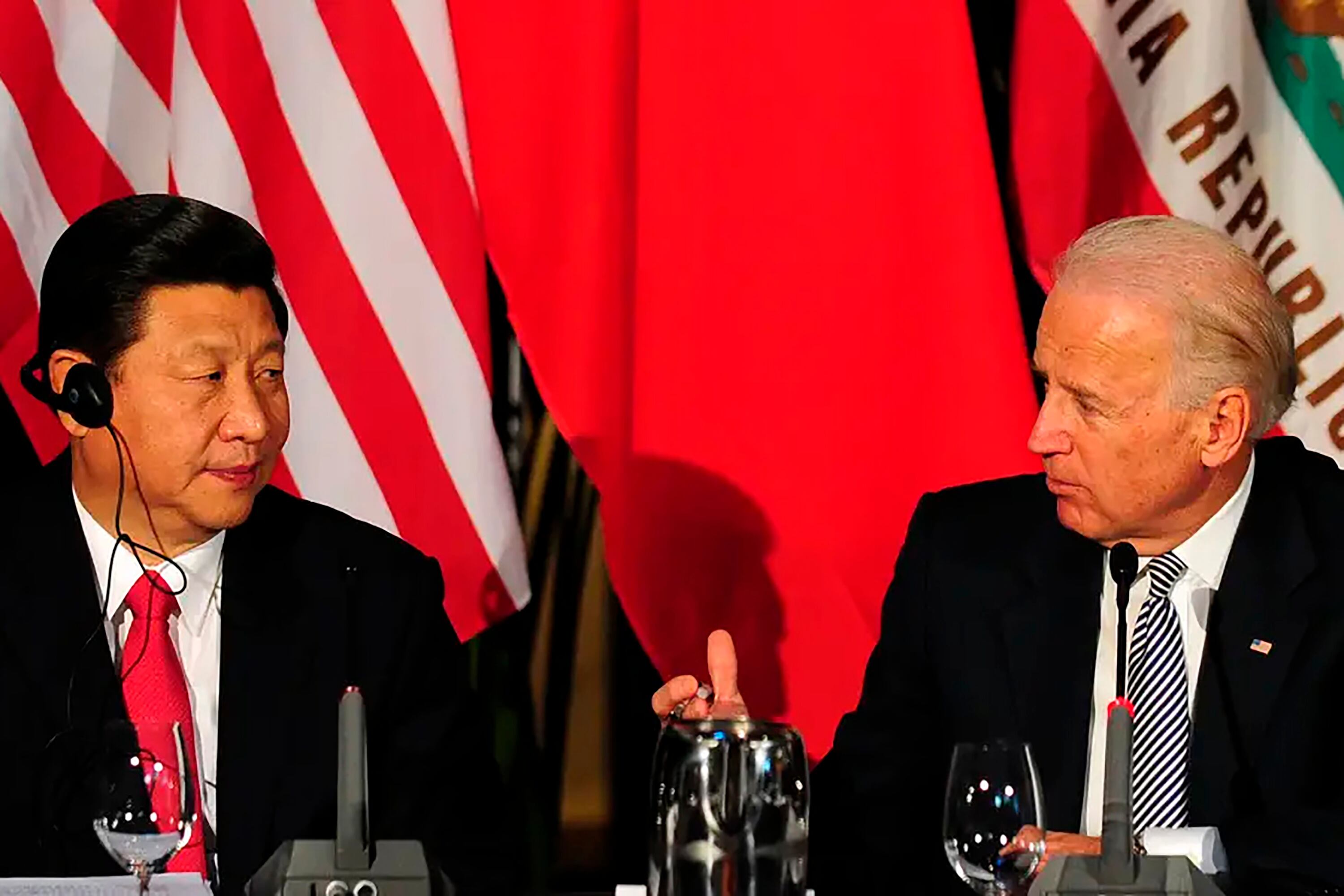 Los presidentes de China y Estados Unidos, Xi Jinping y Joe Biden, conversando en una cumbre del G20.