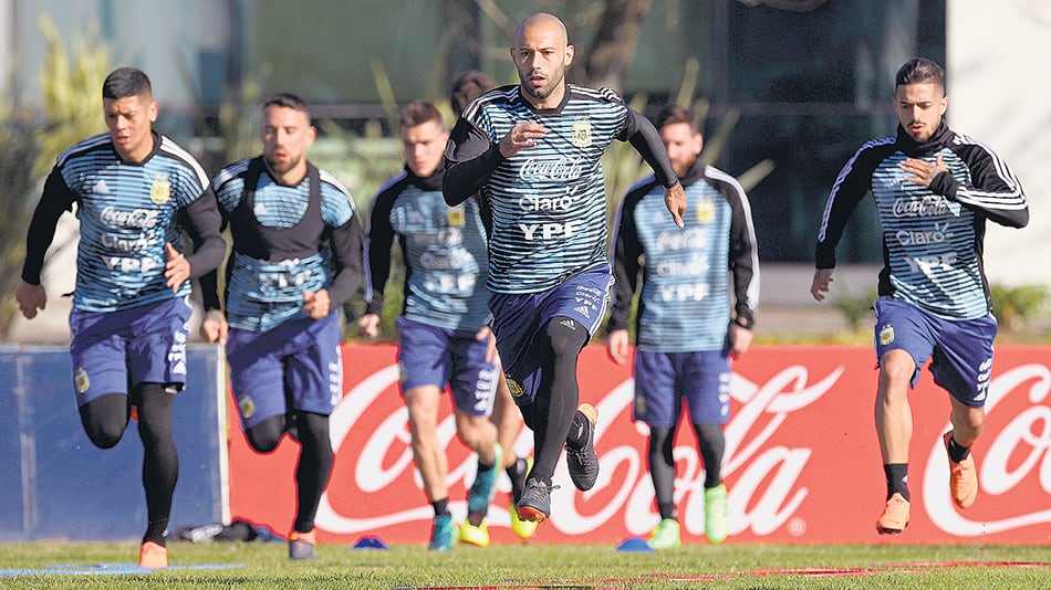 Javier Mascherano corre más rápido que todos. El Jefe reemplazaría a Biglia ante Haití.
