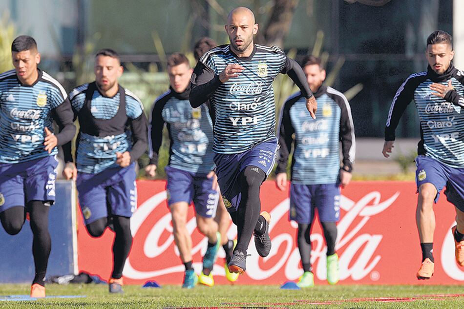 Javier Mascherano corre más rápido que todos. El Jefe reemplazaría a Biglia ante Haití.