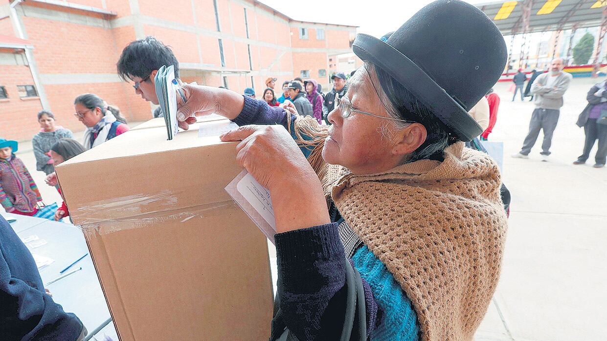 Al parecer, hubo muchos votos nulos y en blanco.