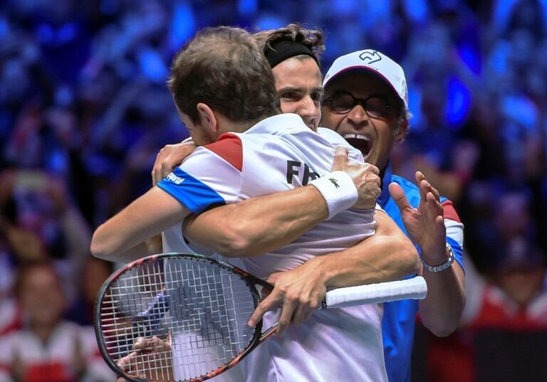 Los doblistas franceses y el capitán Noah celebran la victoria en Lille ante la pareja belga.
