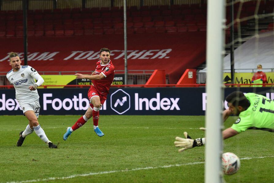 Ni Phillips ni Casilla pueden evitar el primer gol de Crawley.