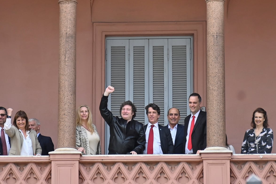 Milei y su gabinete, en el balcón. 