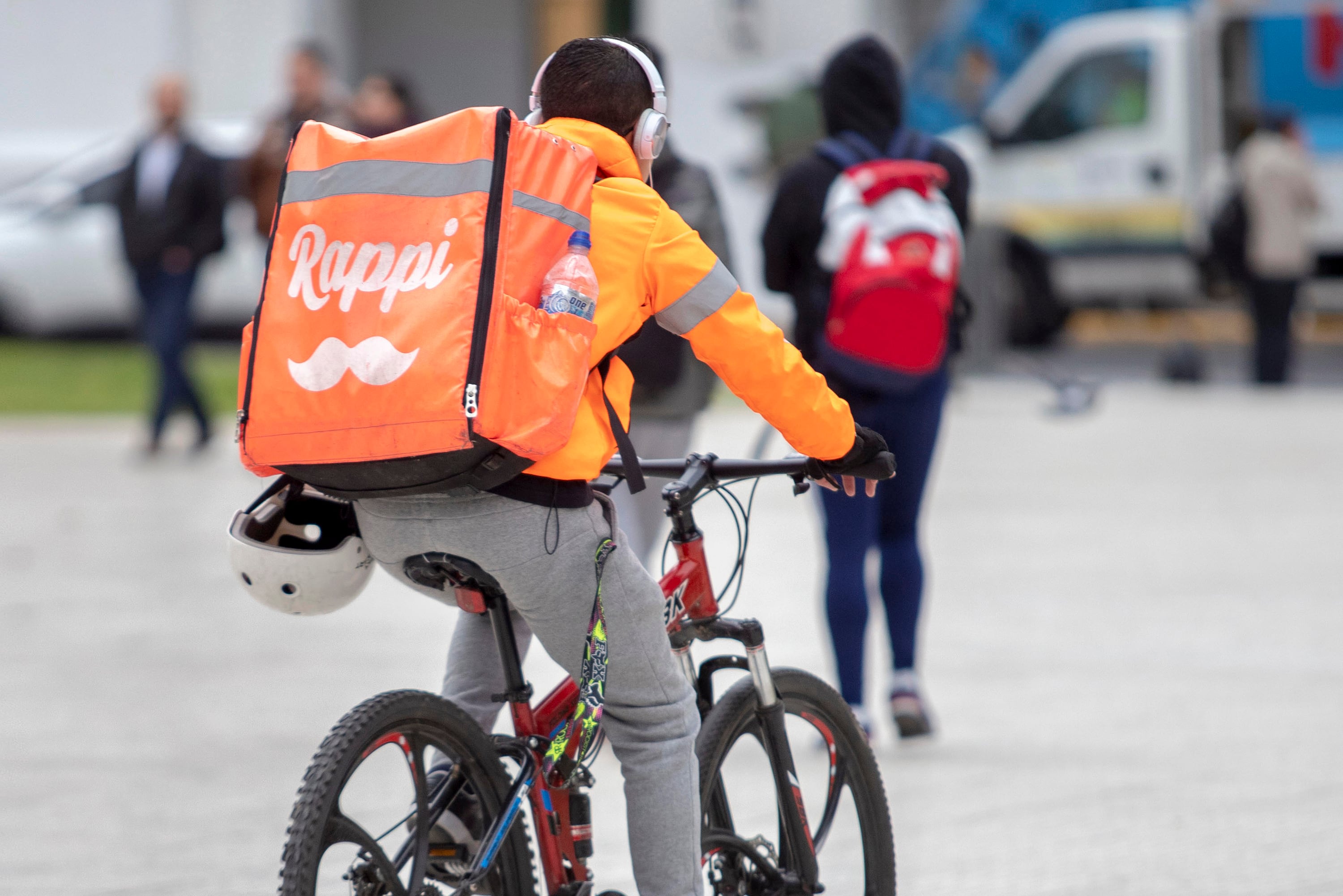 Niños y adolescentes reparten en Rappi o juegan online para conseguir dinero