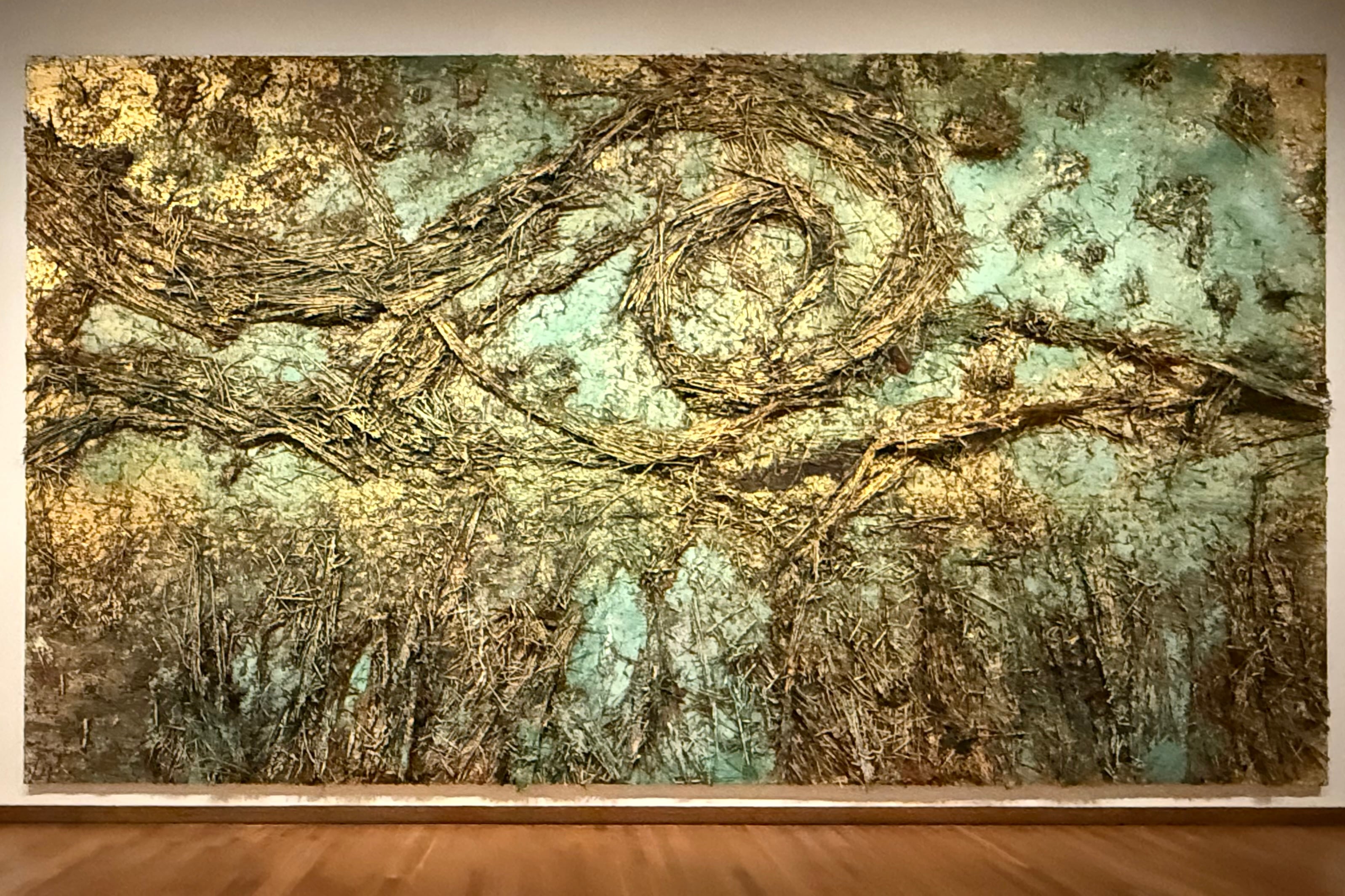 La noche estrellada (2019) pintura de grandes dimensiones de Anselm Kiefer, basada en la pintura homónima de Van Gogh. Abajo: Dime dónde están las flores (2024), parte de la instalación pictórica de Anselm Kiefer, realizada para el espacio del Museo Stedelijk. 