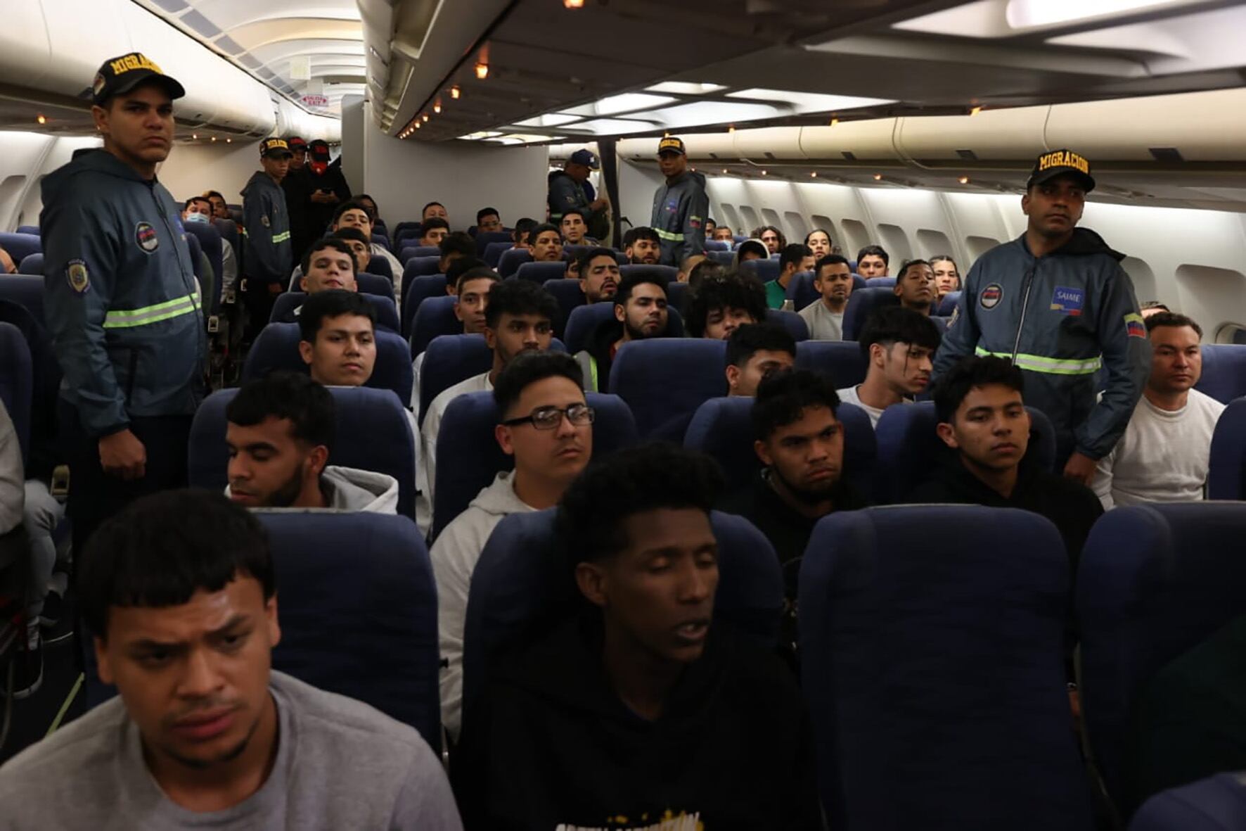 Los migrantes venezolanos llegaron en un vuelo desde Honduras tras ser deportados de EE.UU.