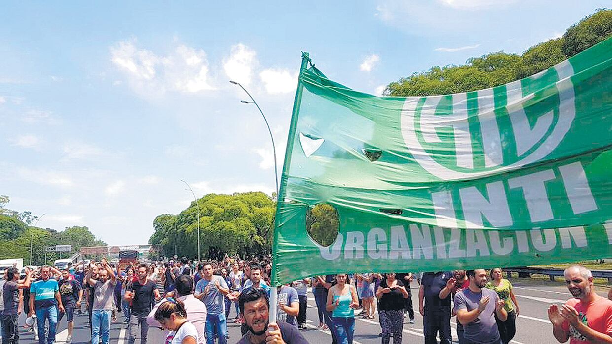 Los trabajadores del INTI cortaron ayer la General Paz en reclamo por los telegramas de despido.
