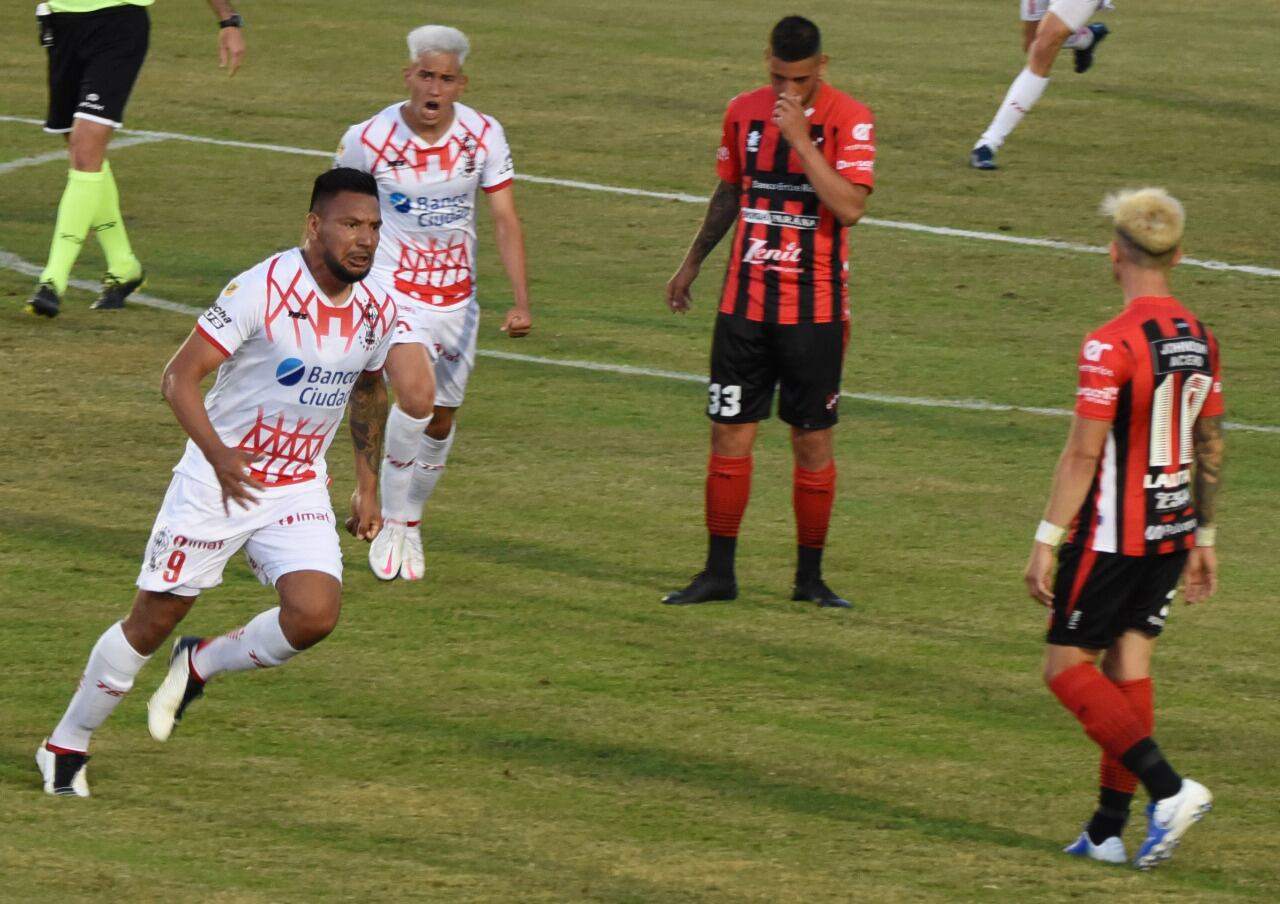Chávez grita la apertura del marcador para Huracán.