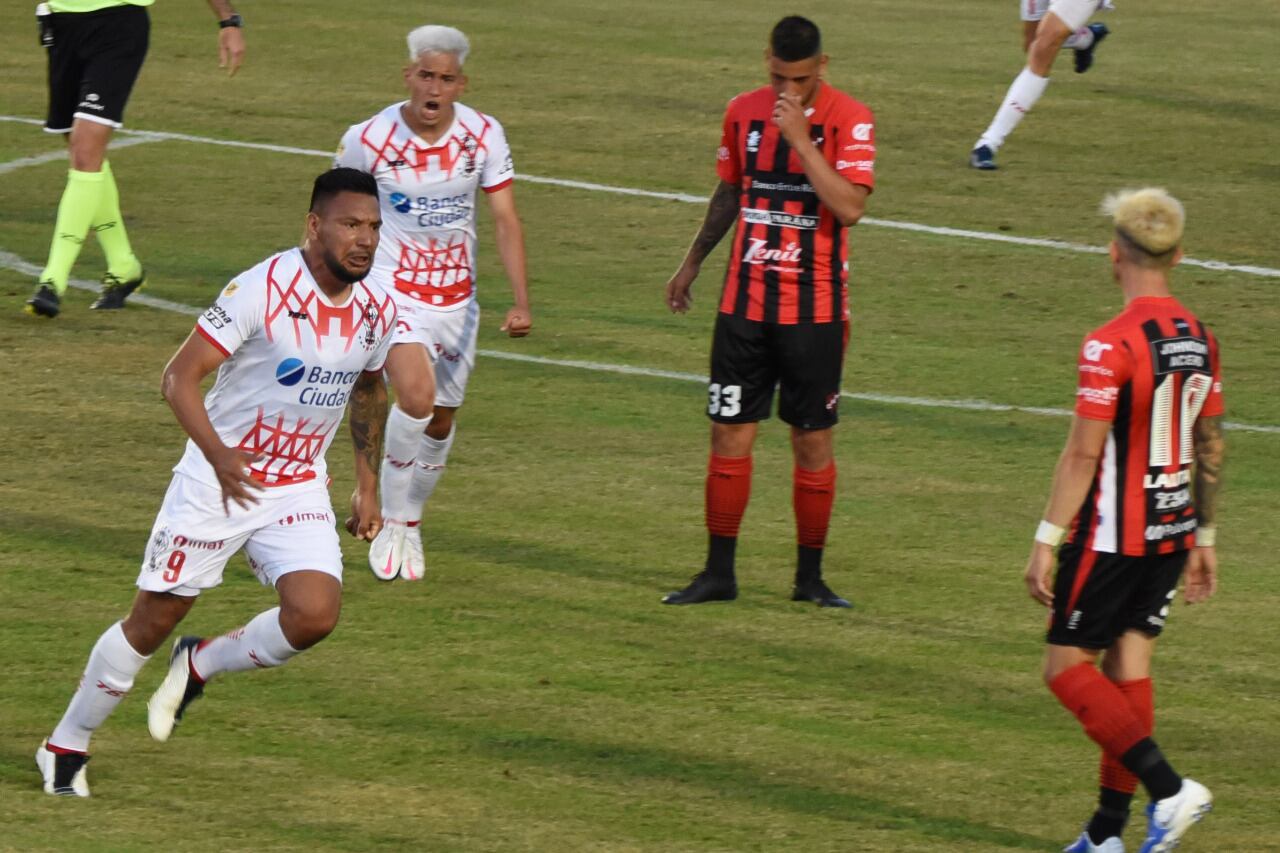 Chávez grita la apertura del marcador para Huracán.