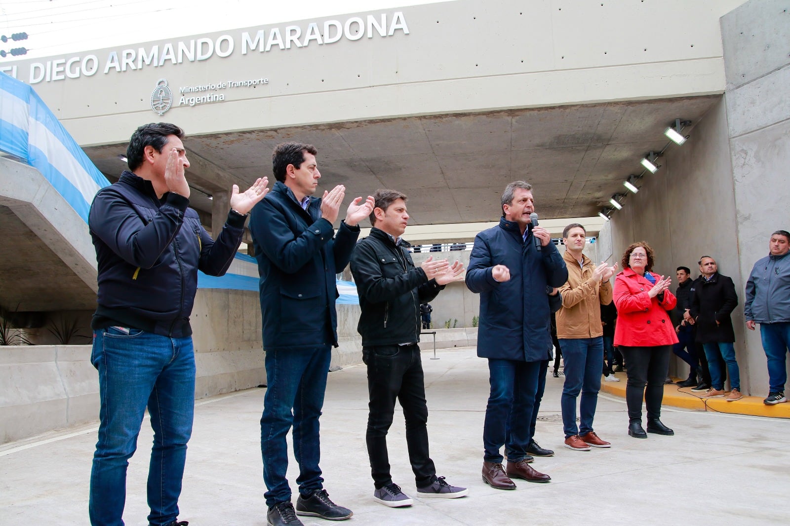 Sergio Massa en la inauguración de un nuevo paso bajo nivel en San Vicente.