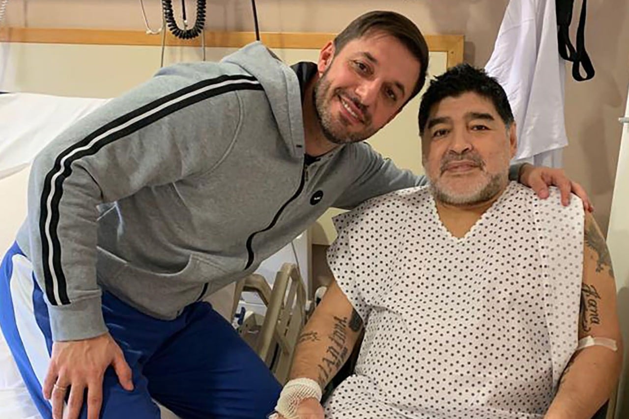 Matías Morla con Diego Maradona en una de las internaciones.