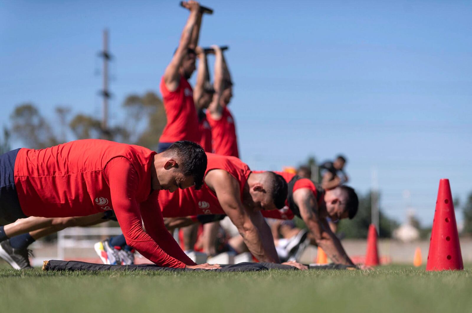 El rojo volvió rápido a las prácticas y con varias caras nuevas