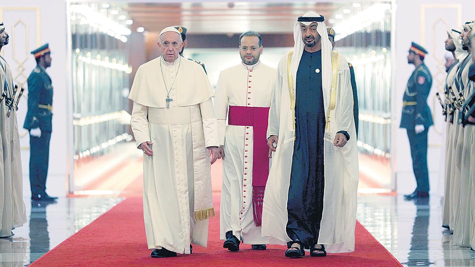 El Papa fue recibido por el jeque Mohammed bin Zayed Al Nahyan a su llegada al aeropuerto de Abu Dhabi.