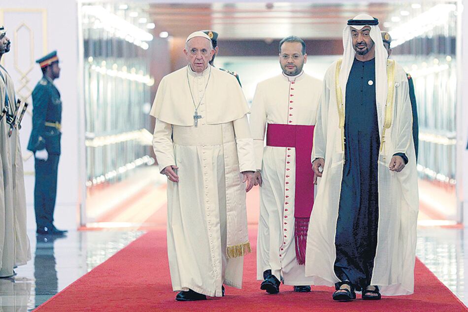 El Papa fue recibido por el jeque Mohammed bin Zayed Al Nahyan a su llegada al aeropuerto de Abu Dhabi.