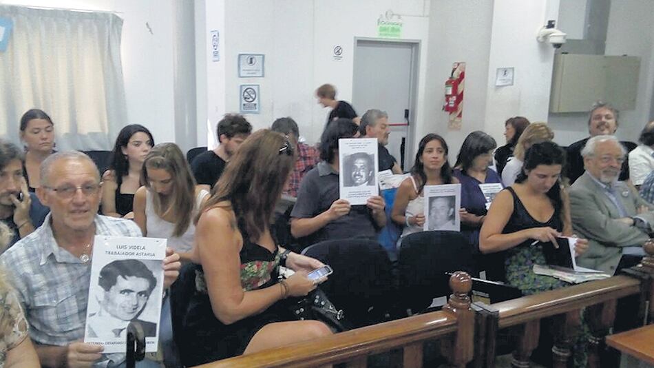 Los acusados son Riveros y dos ex directivos de Ford por delitos en perjuicio de 24 trabajadores.