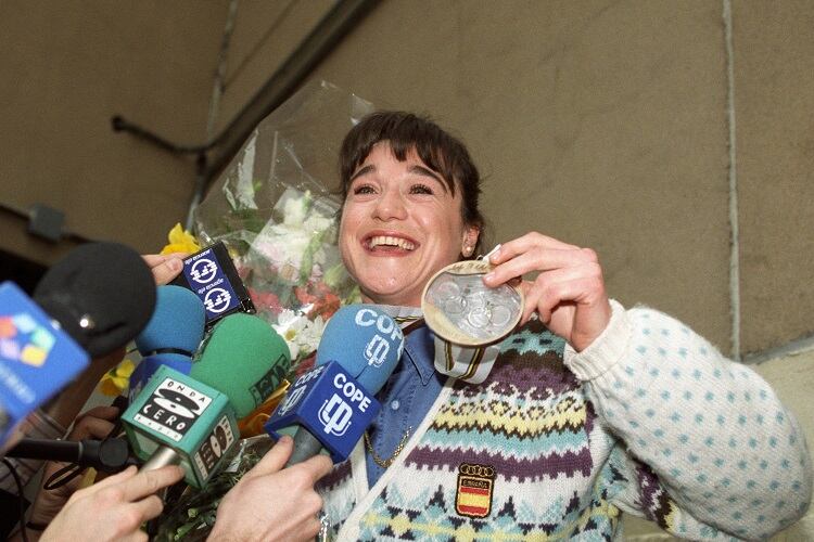 Blanca Fernández Ochoa, de regreso en España con su medalla de bronce lograda en los Juegos de Albertville 92.