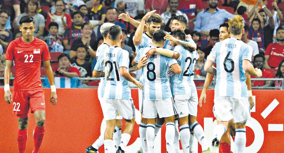 Los seleccionados argentinos se unen con Federico Fazio en el festejo del tanto que abrió la goleada.