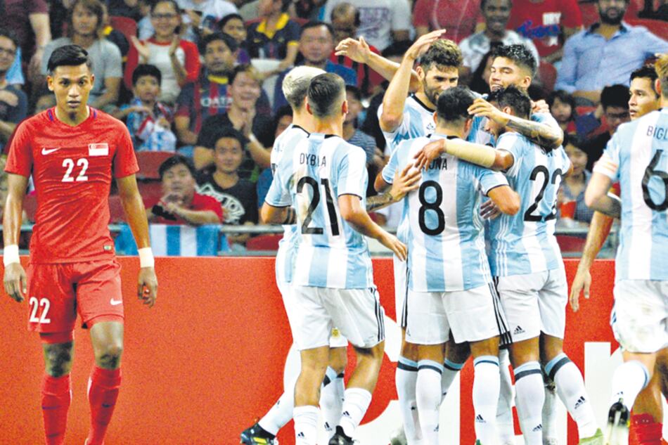 Los seleccionados argentinos se unen con Federico Fazio en el festejo del tanto que abrió la goleada.