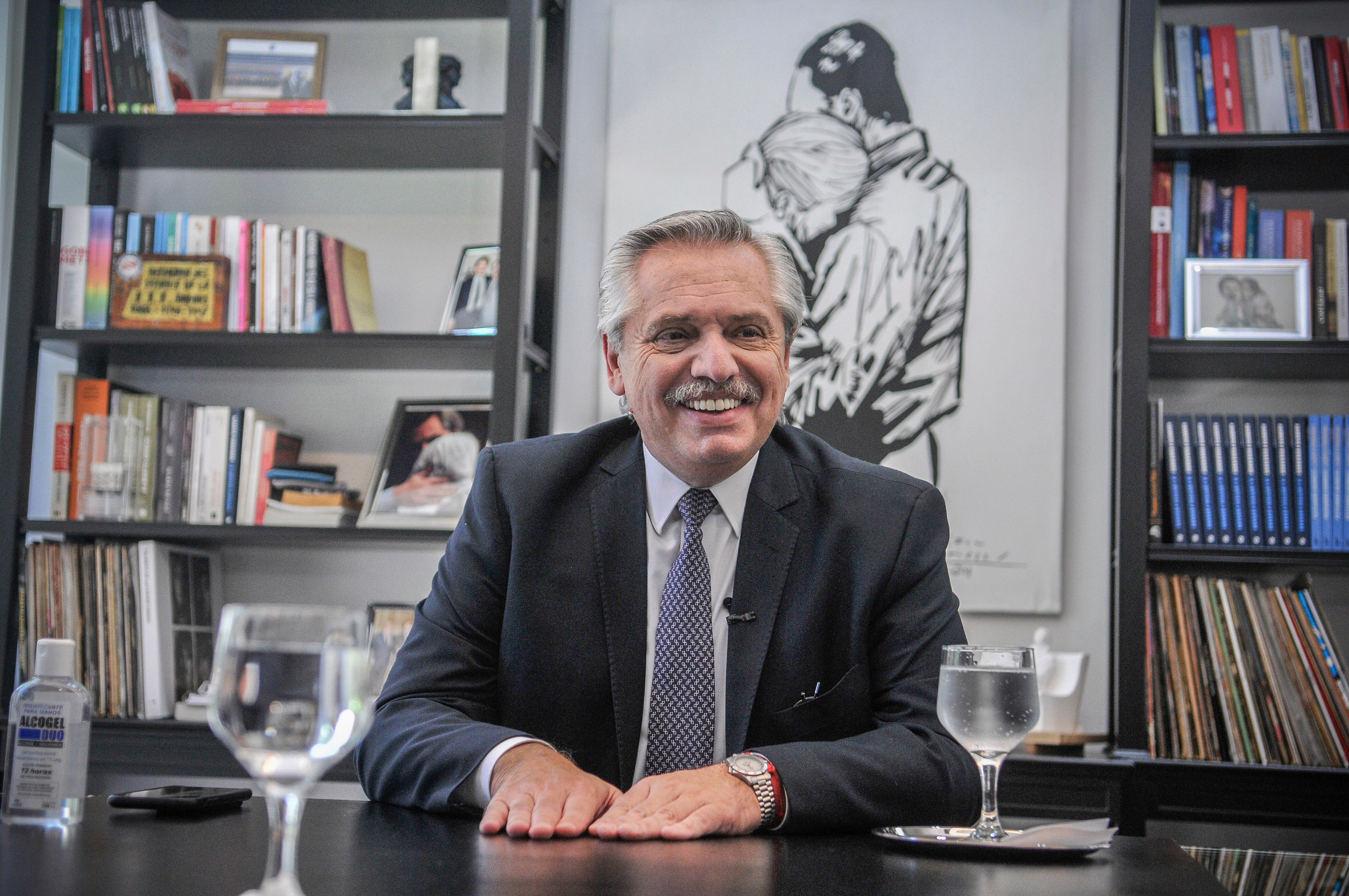 Más de la mitad de los argentinos opinan bien o muy bien de la gestión de Alberto Fernández como Presidente, uno de los mejores índices de aprobación a nivel internacional.