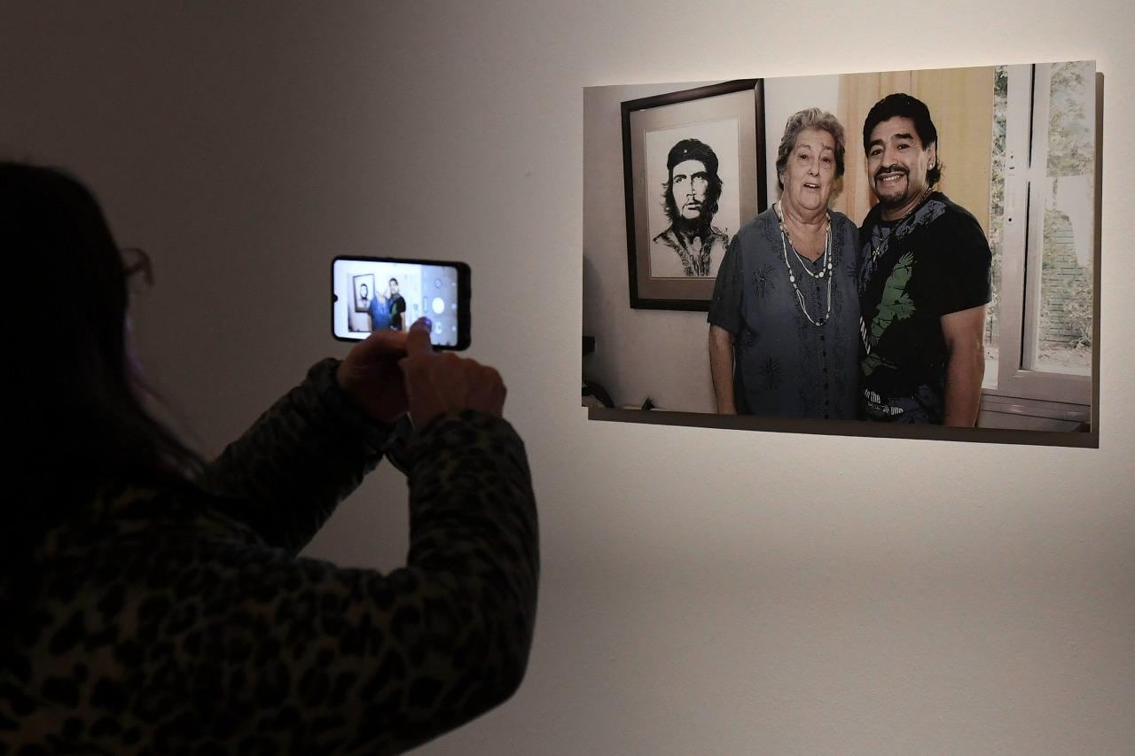 Hebe con Diego, y el Che de fondo. 