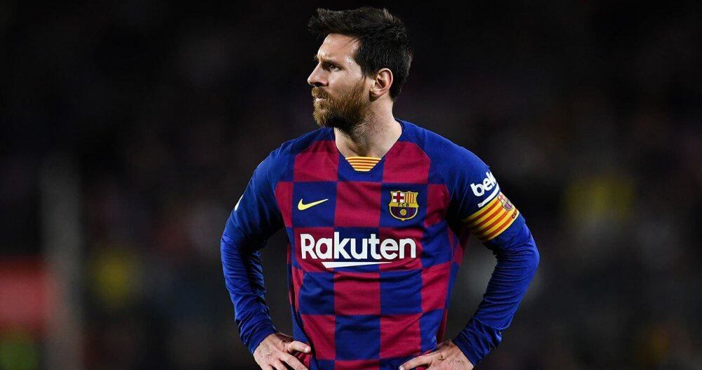Messi no tiene fácil la salida de Barcelona, por lo que evalúa la posibilidad de quedarse un año más.