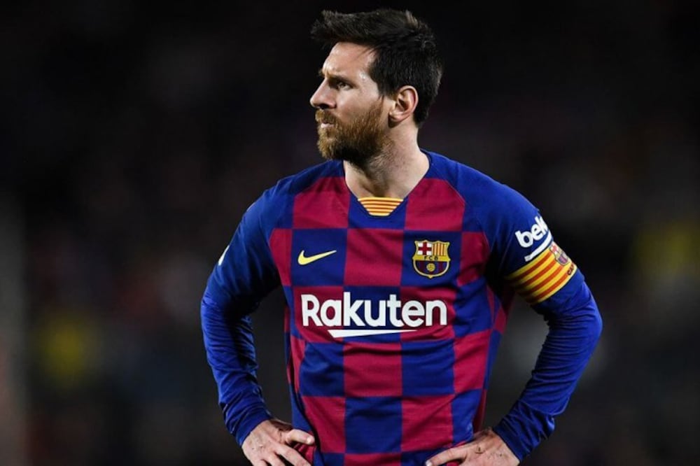 Messi no tiene fácil la salida de Barcelona, por lo que evalúa la posibilidad de quedarse un año más.