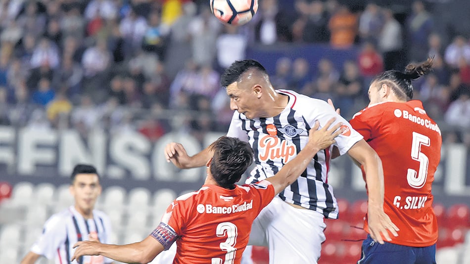 Tacuara Cardozo, autor del 1-0, gana en la altura ante Silva y Tagliafico.