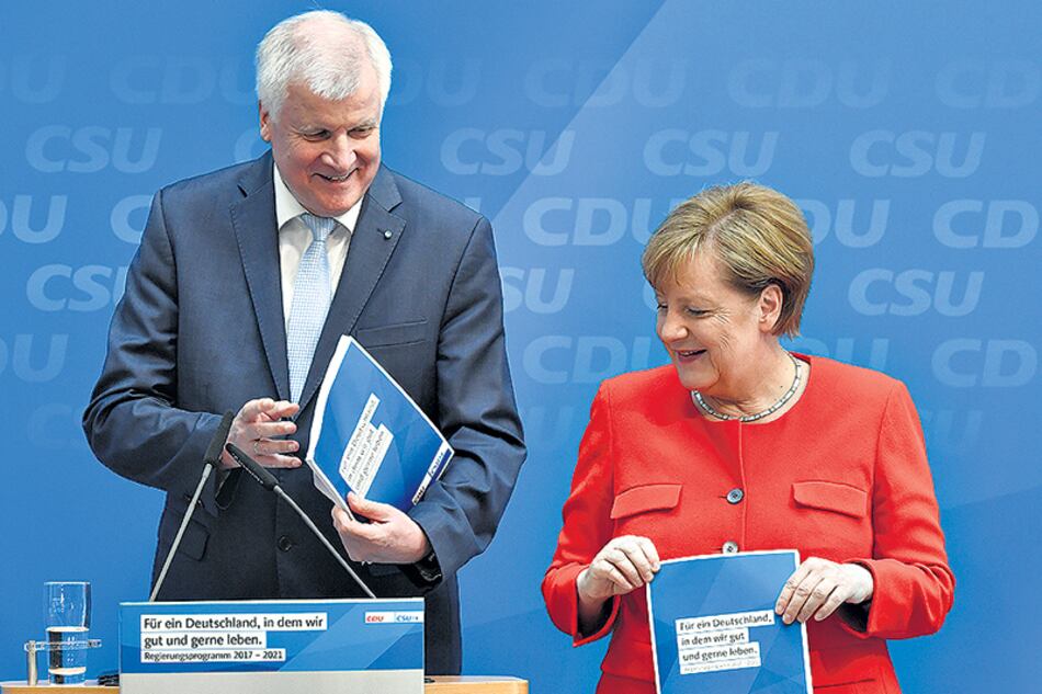 Acompañada del líder bávaro Horst Seehofer, la canciller Merkel presentó su programa electoral.