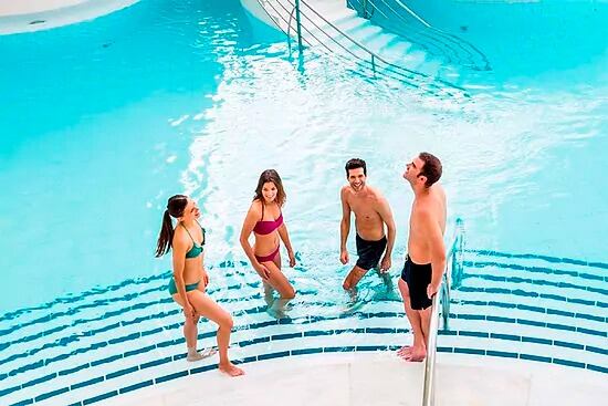 La pelea involucró a doce personas en el spa.